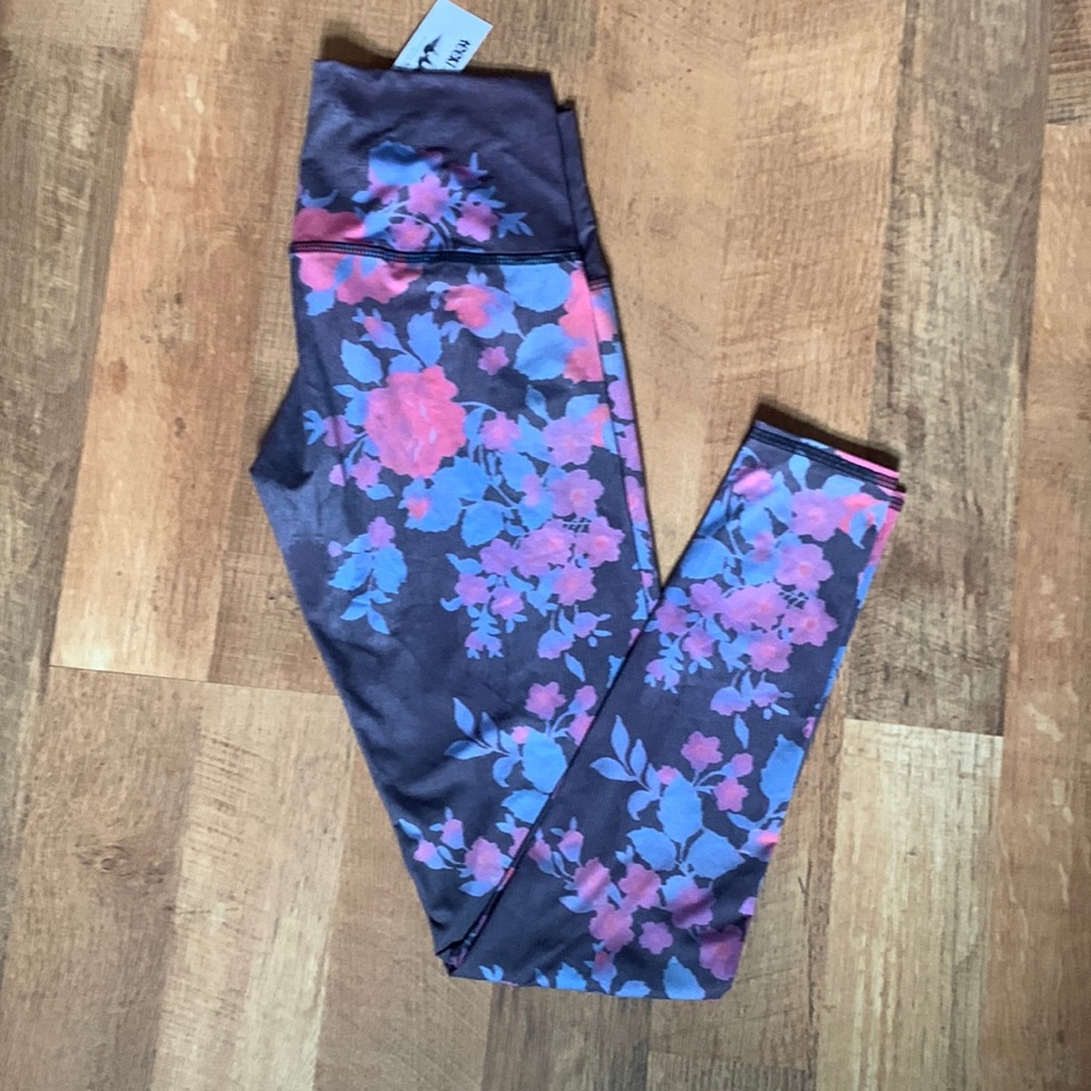 Teeki He loves me roses yoga hot pant NWT M
